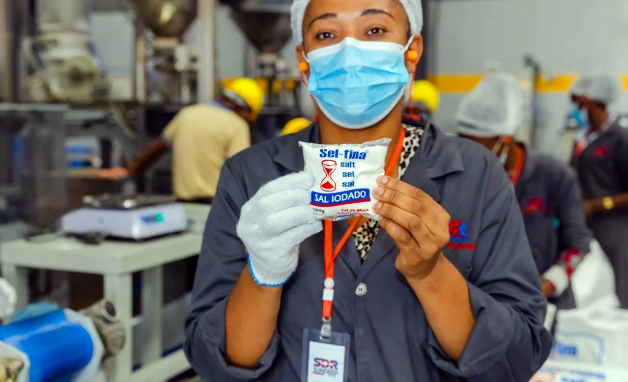 Sel Fina sachet at the Viana refinery