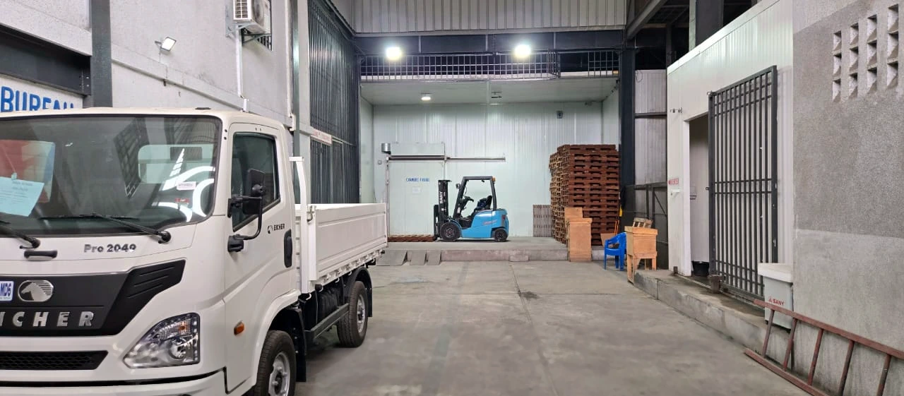 Loading bay and Eicher truck, Pointe-Noire city centre